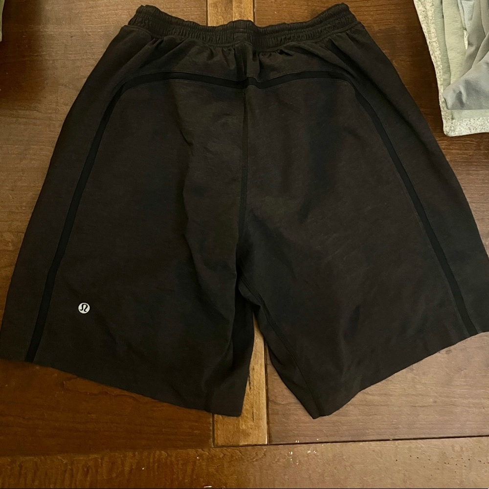 Men’s Lululemon dark grey Lined shorts